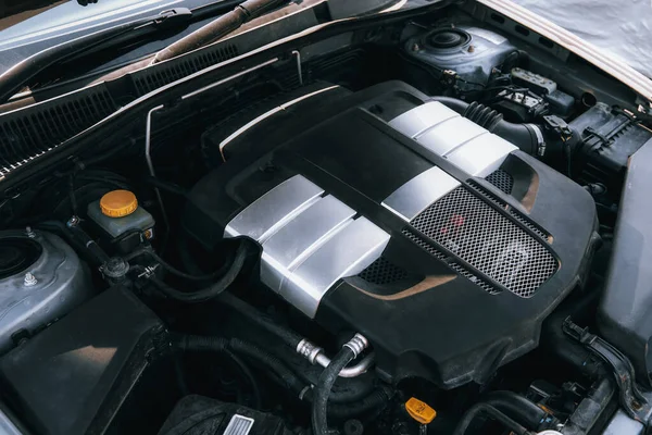 2009 Closeup Horizontally Opposed Cylinder Boxer Engine Hood Revealing Clean — 스톡 사진