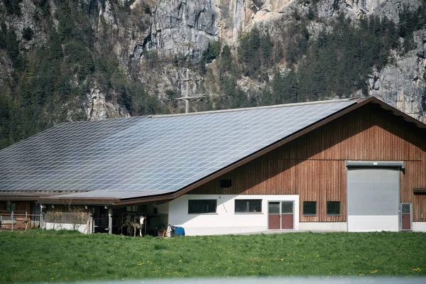 現代の黒いセルソーラーパネルは プライベートハウスの屋根の上にあります 欧州議会政府のコンセプトによる太陽光発電 ホームコンセプトのための再生可能エネルギー 持続可能な生活の未来 — ストック写真