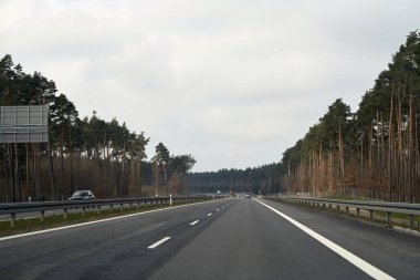 Manzaralı Dağ Yolu Manzarası. Avrupa 'nın Renkli Doğası' nda Çarpıcı Otoyol Seyahati. Güzel bir otobandaki doğa manzarası. Baharda otoyolda araba sürüyor..