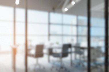 Güzel Işıklı Modern Ofis İçi. Binanın arka planındaki bulanık gri cam duvar.