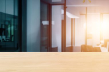 Güzel Işıklı Modern Ofis İçi. Güzel ışıklandırması olan modern bir ofisin güzel, bulanık ve soyut arka planı. Arkaplan kopyalama şablonu toplanıyor.