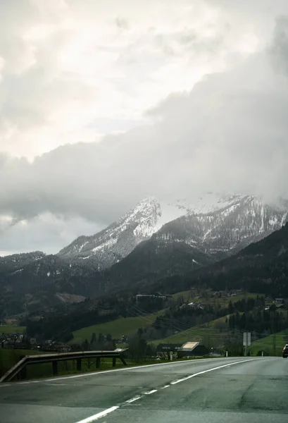 Alplere Giden Yol Manzaralı Otoyol Arka Planda Dağ Olan Uzun — Stok fotoğraf