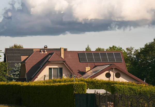 Casa Moderna Sustentável Com Painéis Solares Uma Bela Mistura Estilo — Fotografia de Stock