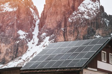 Güneşi hasat ediyorum. Kır Evi 'nde Güneş Photovoltaik Sistemli Sürdürülebilir Güç Üretimi. Güneş enerjisi üretiyor. Yarı iletken teknoloji. Karbonsuz ayak izi.