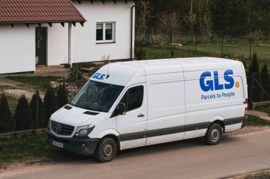 29.04.2023 Polonya, Avrupa. GLS Kargo Minibüsü. Avrupa Kırsal Bölgesi 'nde etkili Paket Hizmetleri. GLS bir İngiliz lojistik şirketidir.