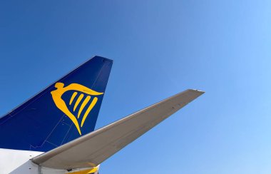 01.06.2023. Yunanistan Avrupa. Ryanair, İrlanda 'nın düşük maliyetli şirketi. Uygun fiyatlı seyahatler için ucuz havayolları. Ryanair markasıyla Boeing 737-800.
