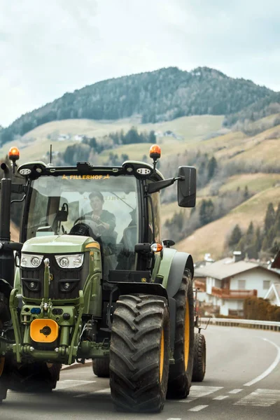 2023 Itália Europa Rural Road Adventure Trator Agricultor Meio Montanhas — Fotografia de Stock