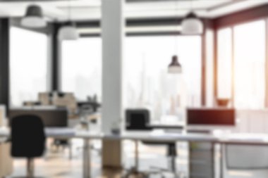 Modern Ofis İçi Moda. Çatı katının açık alanının ön görüntüsü. Toplantı ve sunum için Bokeh arkaplanı.