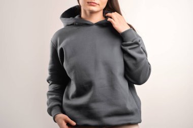 Şık Kapüşonlu Tişörtlü Kadın. Moda kıyafetleri giyin. Kapüşonlu tasarım modeli. Güzel esmer kız..