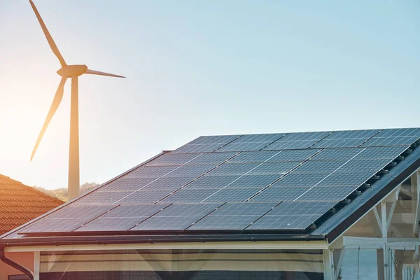 Huis Met Zonnepanelen Concept Van Duurzame Hernieuwbare Energie — Stockfoto