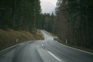 Dağ yolu manzarası. Renkli bir yol sahnesi. Güzel otoyoldaki doğa manzarası. Yazın otoyolda araba sürüyor. Avrupa 'daki çarpıcı otoyol manzarası.