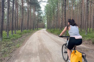 Woodland Macerası. Doğanın güzelliğinde bisiklet süren kız. Doğadaki eğlence kavramı..