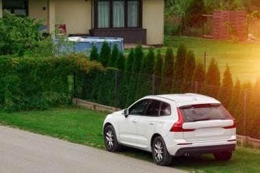 Tüm tekerden çekiş çaprazının arka tarafı. Yol kenarına park edilmiş bir araç. Parlak Avrupalı SUV kırsal alanda park halinde..