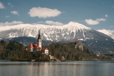 Bled Gölü 'nün muhteşem manzarası. Ada, Kilise ve Alp Dağları Arkaplanda Kale. Kan, Slovenya, Avrupa