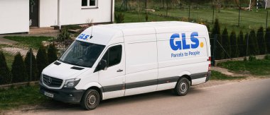 29.04.2023 Polonya, Avrupa. GLS teslimat kamyonu. Kırsalda paketli beyaz bir minibüs. Kamyonetteki GLS logosu. GLS İngiliz lojistik şirketidir.