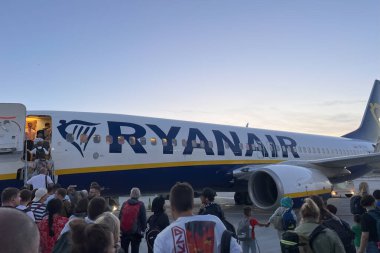 01.08.2023. Krakow, Polonya, Avrupa. Ryanair 'la makul fiyatlı seyahat. Avrupa 'yı uçakla gezmek. Ryanair düşük maliyetli İrlandalı bir şirket. Uygun fiyatlı seyahat için düşük maliyetli havayolu. Boeing 737-800