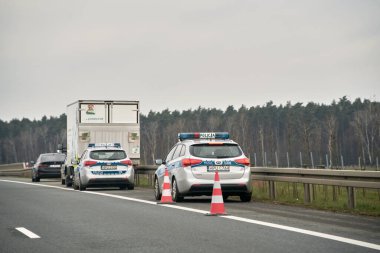 07.04.2023 Gdansk, Polonya, Polis alarmı - Polonyalı polis arabasının çatısında mavi yanıp sönen ışık. Polis ışıkları. The autostrada A1, resmi adı Amber Highway..