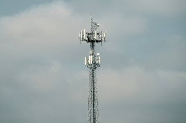 Bağlantıda devrim yaratıyor. Dijital Dönüşüm etkinleştiriliyor. Gökyüzündeki 5G ve 4G Hücresel Ağlarına Güç Veren Telekom Kuleleri