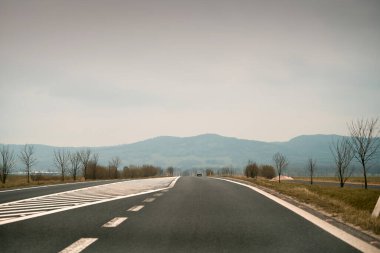 Polonya 'da yeni bir A1 otoyolu. Ototostrada A1, resmi adı Amber Highway. Arabadan yola bak..