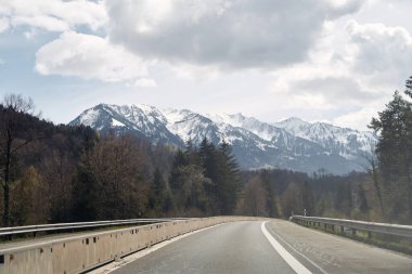 Dağ yolu manzarası. Renkli bir yol sahnesi. Güzel otoyoldaki doğa manzarası. Yazın otoyolda araba sürüyor. Avrupa 'daki çarpıcı otoyol manzarası.