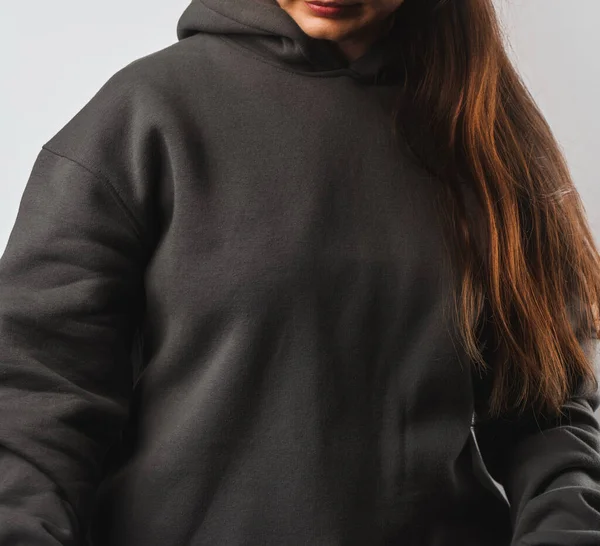 Şık Kapüşonlu Tişörtlü Kadın Moda Kıyafetleri Giyin Kapüşonlu Tasarım Modeli — Stok fotoğraf