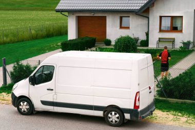 Beyaz kamyonet. Verimli Teslimat Çözümleri. Profesyonel Kurye, paketlerinizin hızlı teslimatını sağlar. Profesyonel Kurye Satın Aldığınız Malzemeleri Verimli ve Hızlı Bir şekilde Teslim Ediyor