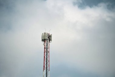 Anten iletişim teknolojisi. Telekomünikasyon 5G ve LTE. İletişim kulesi veriye bağlanıyor. Şeylerin Dijital Dönüşümü İnternet