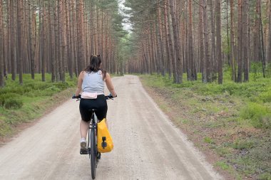 Woodland Macerası. Doğanın güzelliğinde bisiklet süren kız. Doğadaki eğlence kavramı..