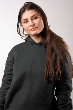 Logo Markası için Siyah Kapüşonlu Kadın Gösterisi. Sokak giysisi maketi. Tişört şablonu kopyalama alanı üzerindeki logo.