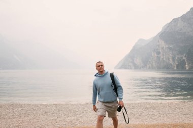 Alp Güzeli Yakalıyorum. Erkek fotoğrafçı, Kar Kapaklı Tepeler 'in Gezinti Anında profesyonel görüntülerini yakalıyor. Avrupa 'da tatil kavramı.
