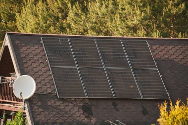 Güneş panelleri olan modern bir ev. Güneş panelleri olan güzel bir ev manzarası.