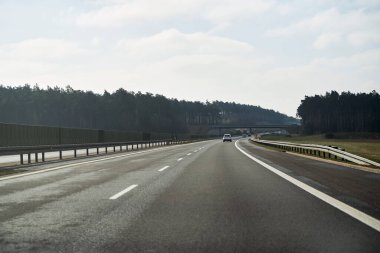 Polonya 'da yeni bir A1 otoyolu. Ototostrada A1, resmi adı Amber Highway. Arabadan yola bak..
