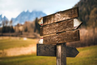 Majestic Dolomitleri keşfediyorum. Alplerde yürüyüş parkurları ve maceralar. Tahta levha direği.