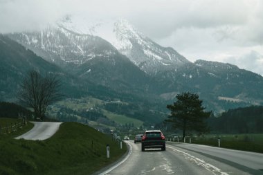 Dağ yolu manzarası. Renkli bir yol sahnesi. Güzel otoyoldaki doğa manzarası. Yazın otoyolda araba sürüyor. Avrupa 'daki çarpıcı otoyol manzarası.