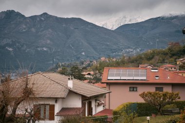 Güneş panelleri olan sürdürülebilir modern ev. Tarzın ve yenilenebilir enerjinin güzel bir karışımı. Güneş panelleri olan ev. Sürdürülebilir ve yenilenebilir enerji kavramı.