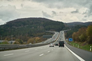 Alplere giden yol. Majestic Alpine Seyahati. Alplerin Görkemli Yolu 'na çıkan Manzaralı Otoyol.