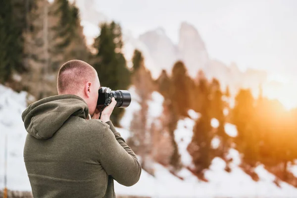 Fotograf Aparatem Fotografującym Góry Śniegu Tle Błękitnego Nieba Alpach Pojęcie — Zdjęcie stockowe