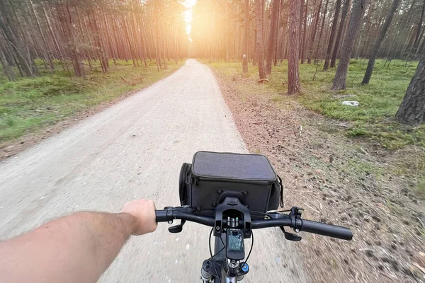 Vista Primeira Pessoa Manuseio Bicicleta Estrada Florestal Cidade Direção Luz — Fotografia de Stock