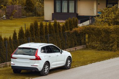 Araç kamyonu banliyö caddesinde izole edilmiş. Avrupa spor araç. Tüm tekerler çapraz yol kullansın.