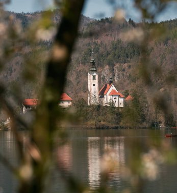 Bled Gölü 'nün muhteşem manzarası. Ada, Kilise ve Alp Dağları Arkaplanda Kale. Kan, Slovenya, Avrupa