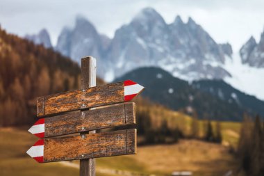 Dolomitlerin manzarası, İtalya. Arka planda Alp Dağları 'nın önündeki ahşap tabela. Yürüyüş maceraları kavramı.