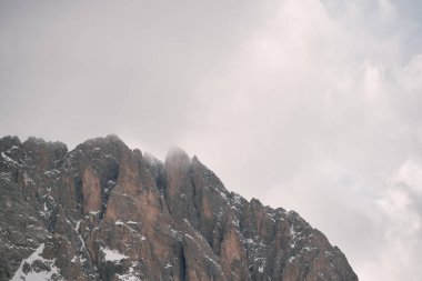 Majestic Dolomites Peyzajı. İtalyan Alplerinde karla kaplı dağlar ve çam ağaçları. Önünde çam ağaçları olan karlı bir dağ..