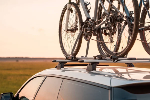 Aventura Livre Aguarda Carro Família Com Bicicletas Montado Cremalheira Telhado — Fotografia de Stock