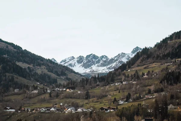 Avusturya Alpleri Ndeki Dağ Köyü Evleri Çiftlikleri Olan Dağ Manzarası — Stok fotoğraf