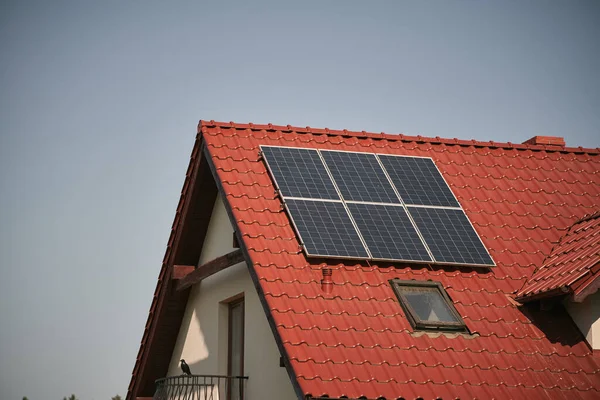 Huis Met Zonnepanelen Concept Van Duurzame Hernieuwbare Energie — Stockfoto