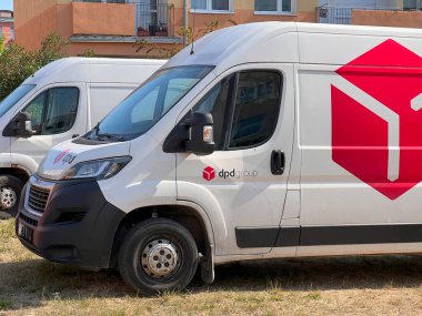 09.06.2023 Polonya, Avrupa. DPD teslimat minibüsü şehre park etmiş. Paket ve paket kurye lojistiği.