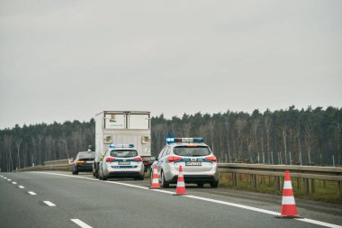 07.04.2023 Gdansk, Polonya, Polis alarmı - Polonyalı polis arabasının çatısında mavi yanıp sönen ışık. Polis ışıkları. The autostrada A1, resmi adı Amber Highway..