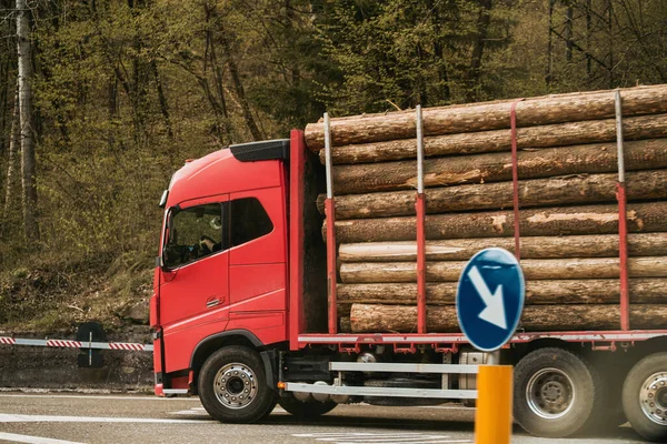 Włochy Europa 2023 Operacje Logowania Alpach Loading Logs Hydraulic Machinery — Zdjęcie stockowe
