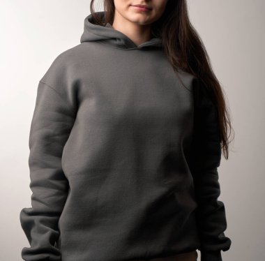 Logosuz kapüşonlu genç kız. Modern Marka Sunumu Modifiye.