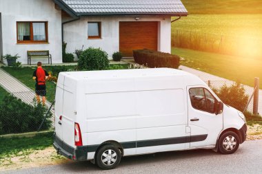 Kutuları ve paketleri olan bir kargo kamyonu. Profesyonel Kurye Satın Aldığınız Malzemeleri Verimli ve Hızlı Bir şekilde Teslim Ediyor